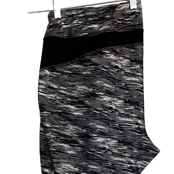 TEK GEAR Women's 2X (39x20) DRYTEK High-Waisted Capri Leggings, Gray/Black/White - Picture 9 of 16